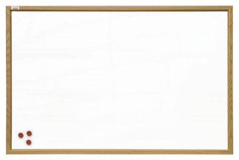 Bílá magnetická tabule v dřevěném rámu